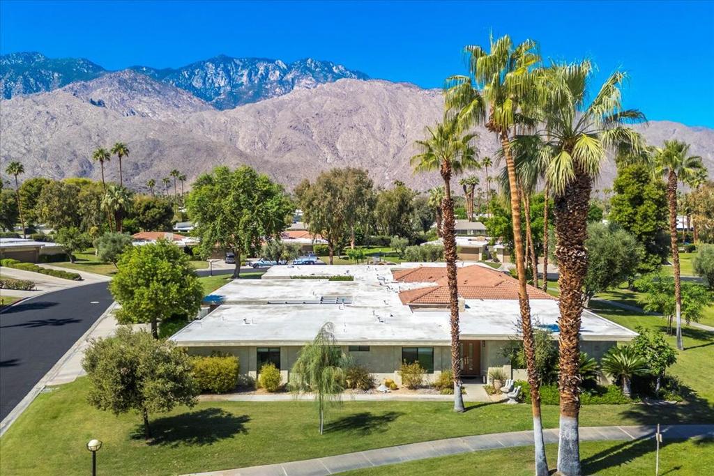 2232 Oakcrest Drive — photo