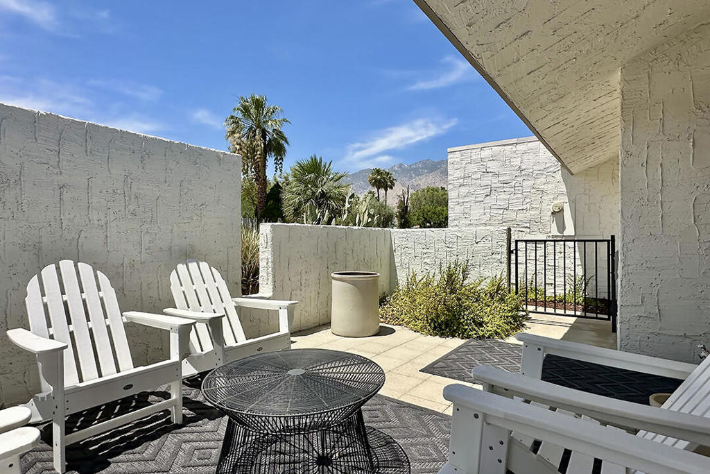 2218 N Sunshine Circle — photo