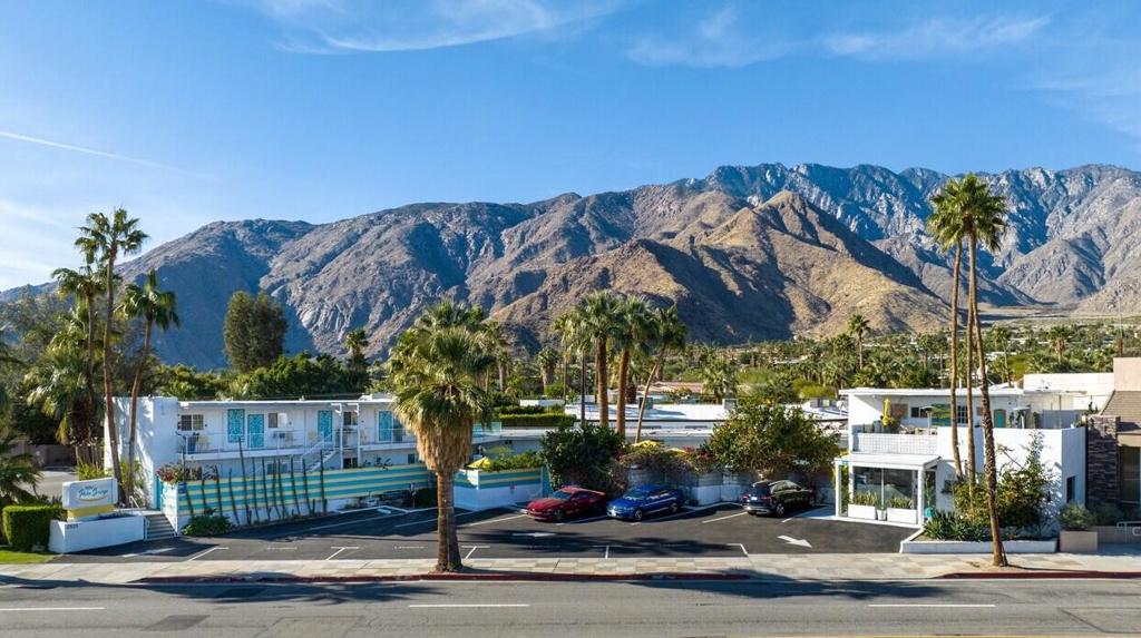 2525 Palm Canyon Drive — photo
