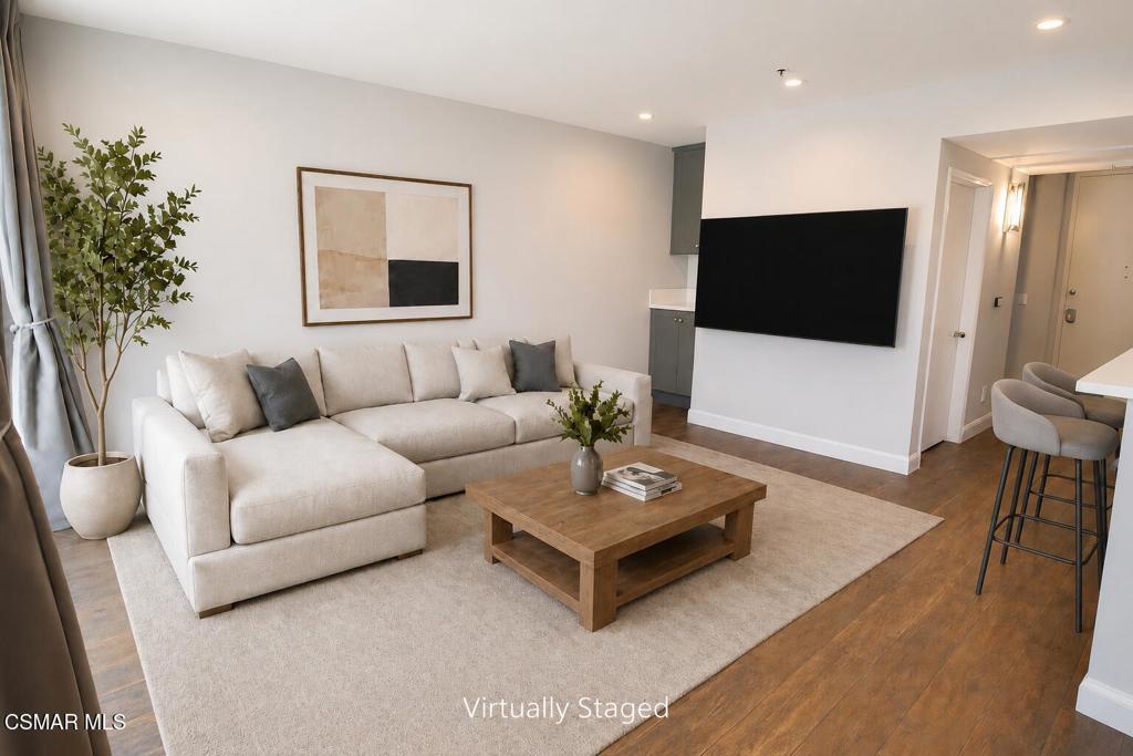5350 White Oak Avenue 105 — photo