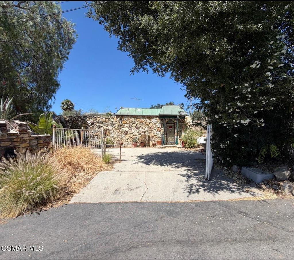 9208 Thompson Avenue — photo