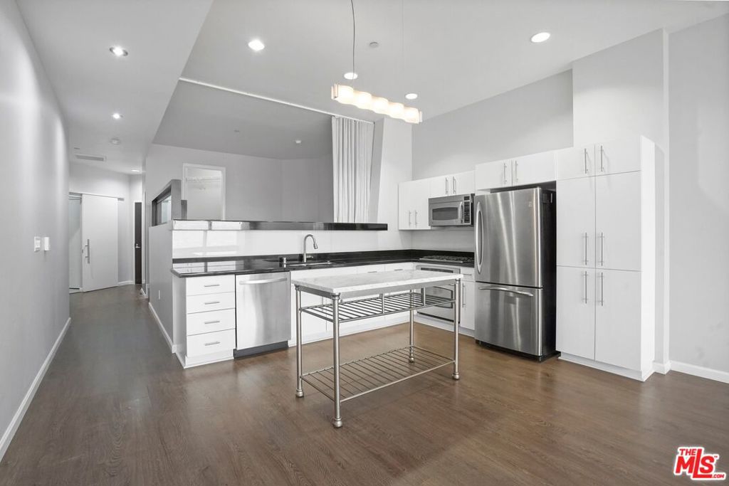 1100 Wilshire 3404 — photo