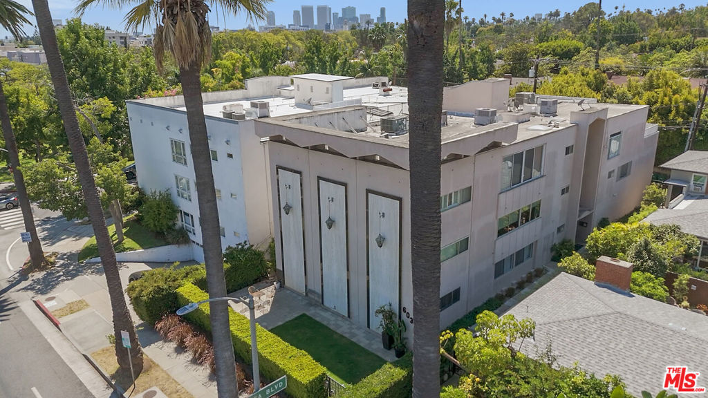 603 N Doheny Drive Unit 2B — photo