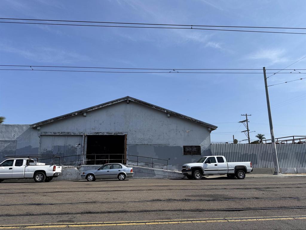 2866 Commercial St. — photo