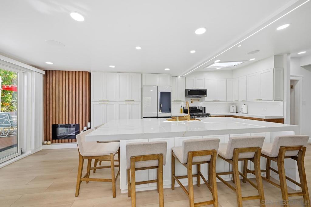 4951 Dawne — photo