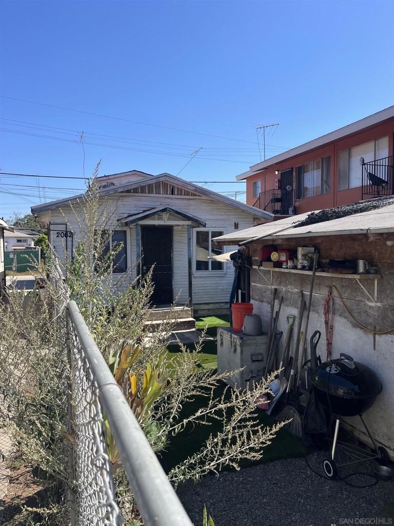 2062 64 Irving St — photo