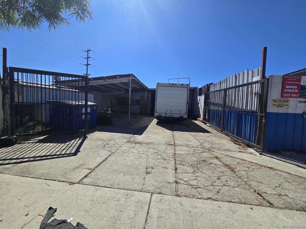 2699 Commercial Street #B — photo