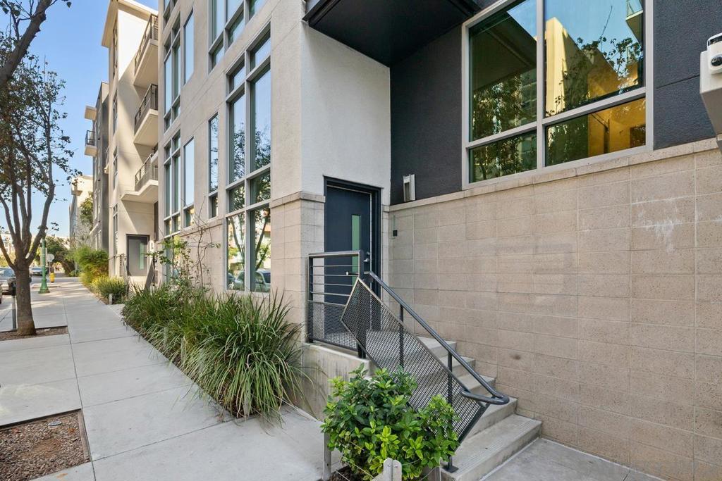 425 W Beech St Unit 212 — photo