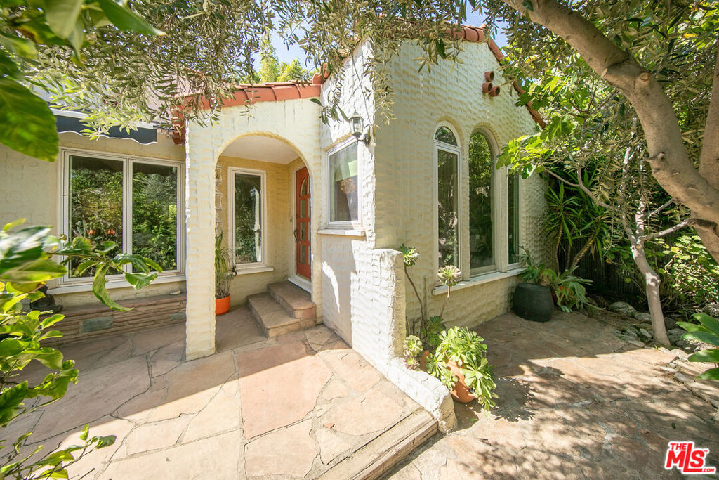2129 N Beachwood Drive — photo