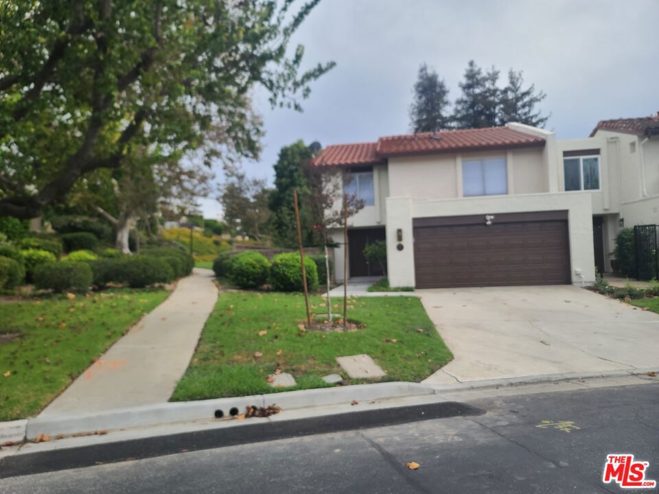 561 Hollyburne Lane — photo