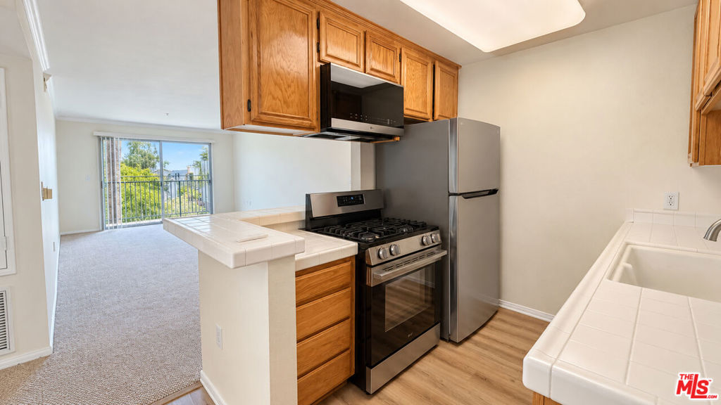 4501 Cedros Avenue Unit 201 — photo