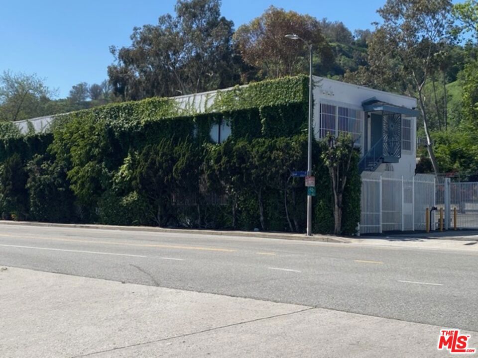 1660 Riverside Drive — photo