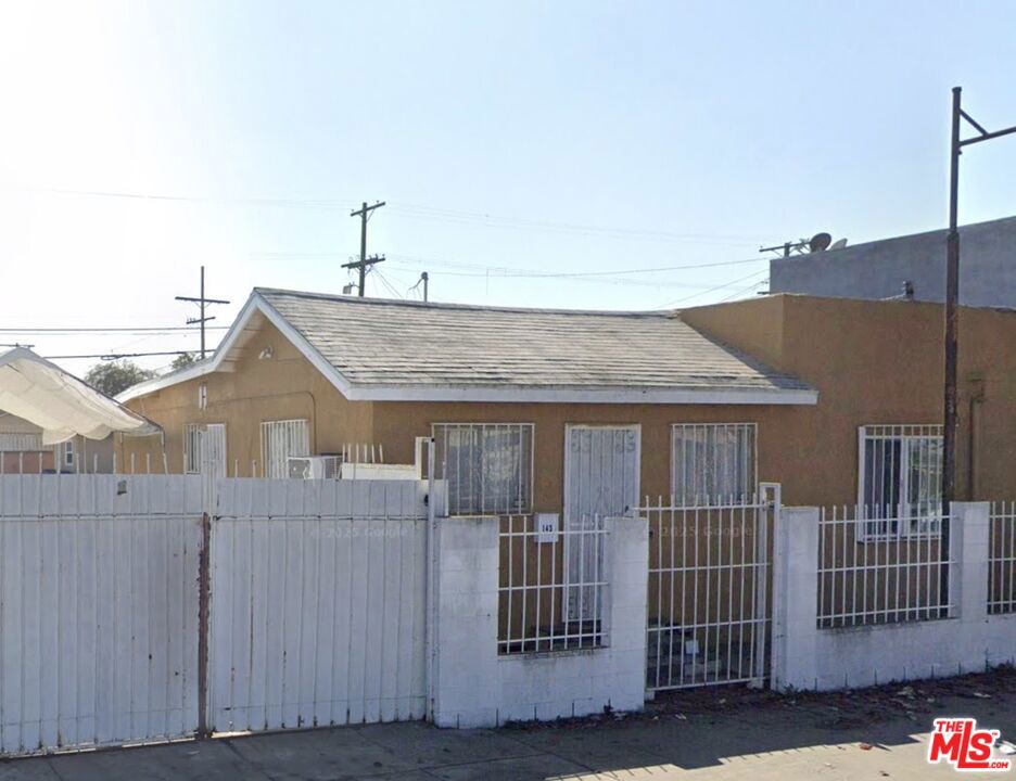1438 W Florence Avenue — photo
