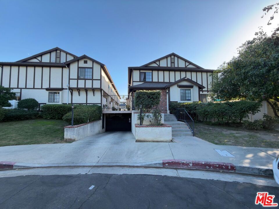 19620 Wyandotte Street Unit 3 — photo