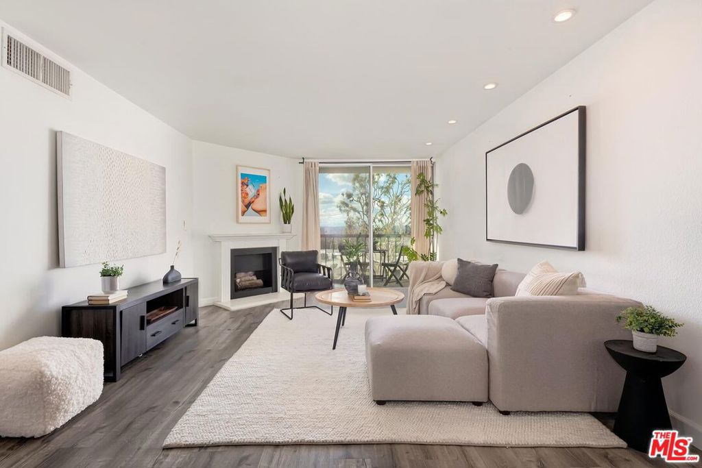 8530 Holloway Drive Unit 422 — photo
