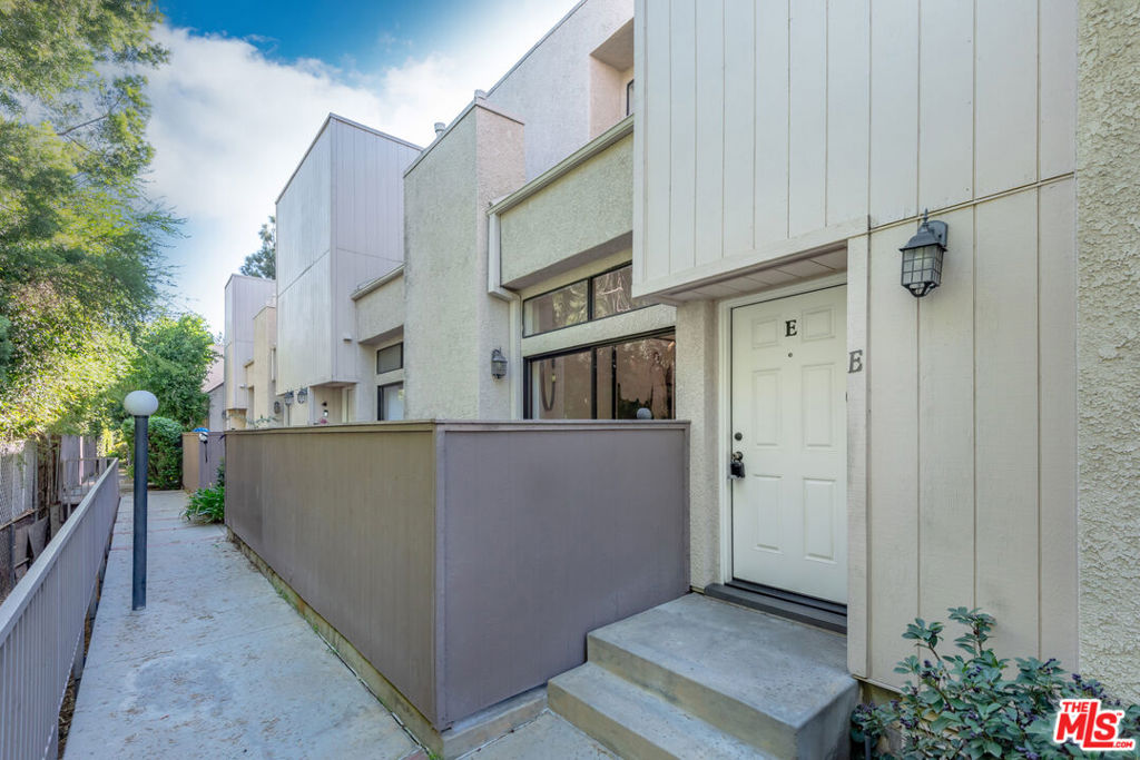 15167 Magnolia Boulevard Unit E — photo