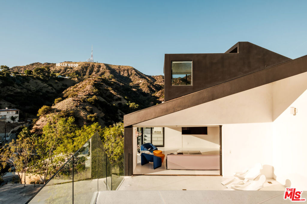 3140 Hollyridge Drive — photo