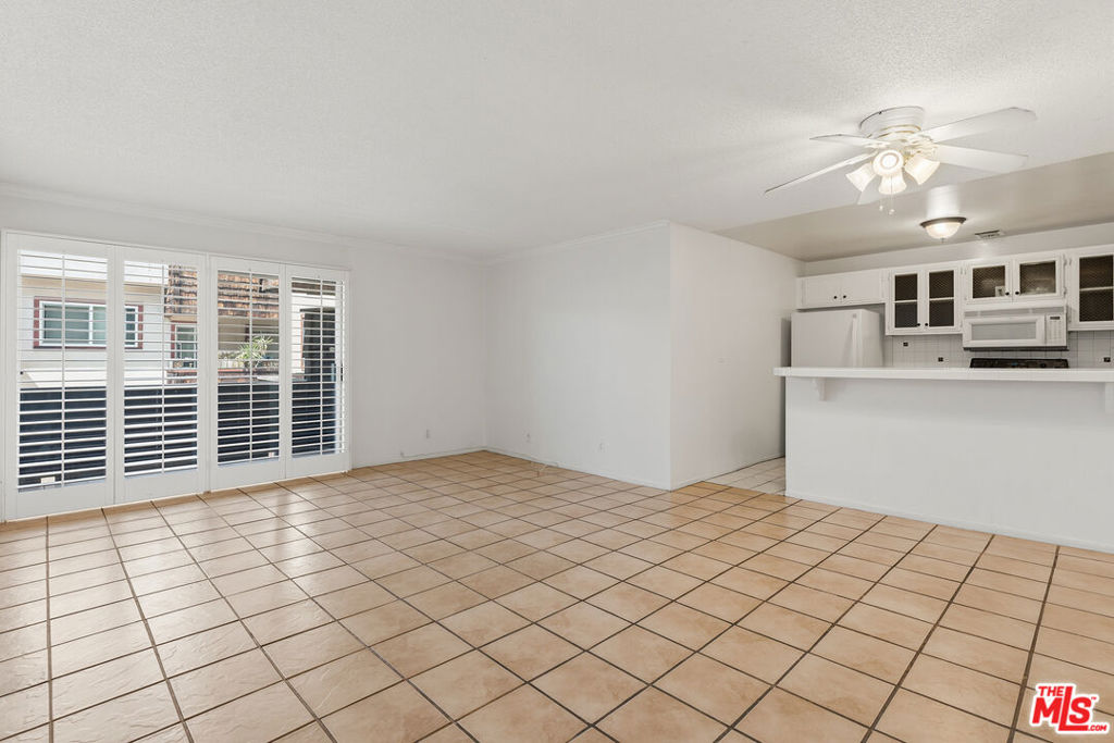 5414 Newcastle Avenue Unit 19 — photo