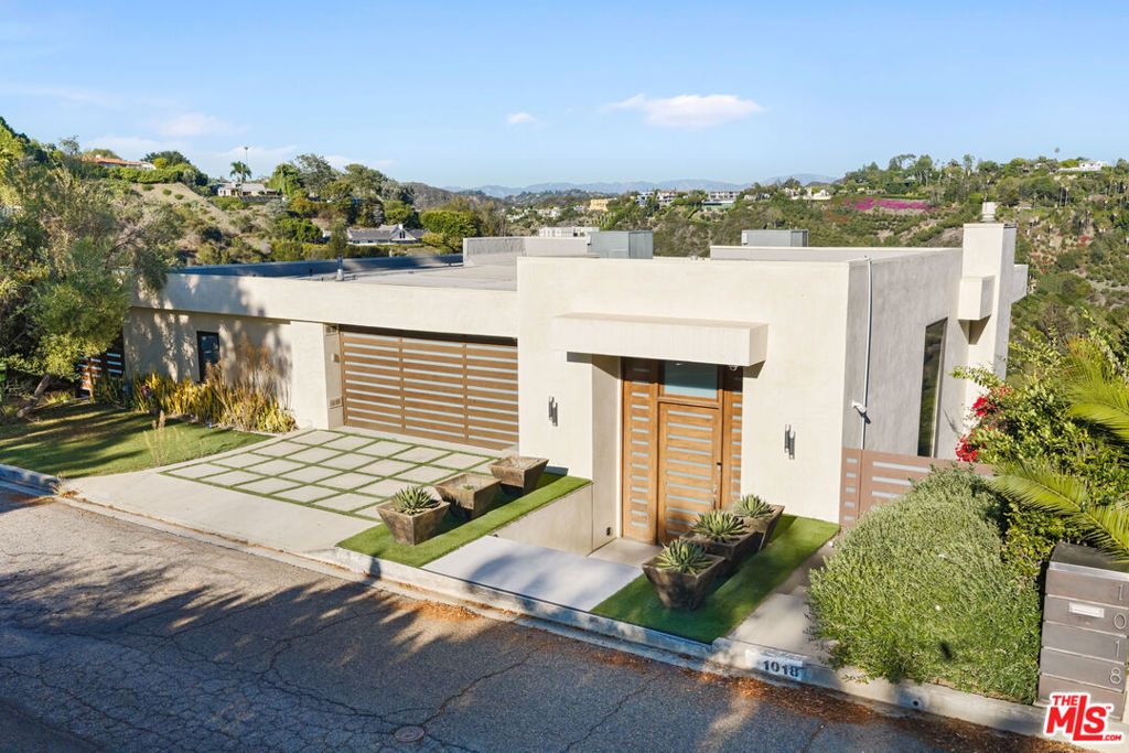 1018 Stradella Road — photo