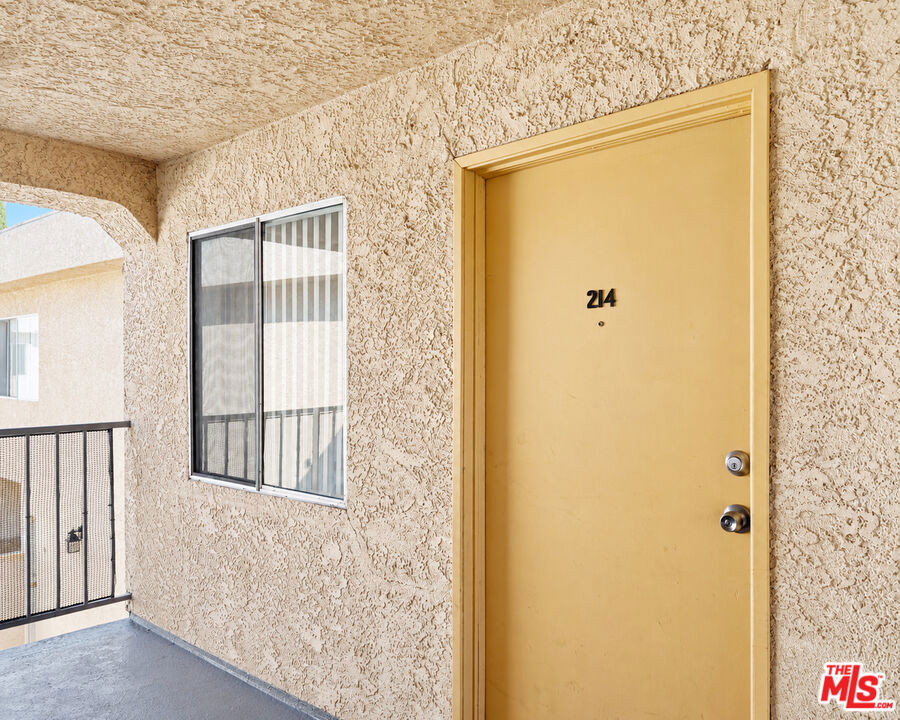 16033 Vanowen Unit 214 — photo