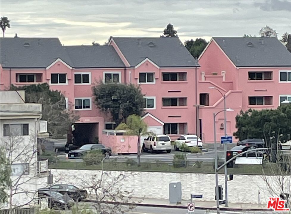4810 S La Brea Avenue Unit 202 — photo