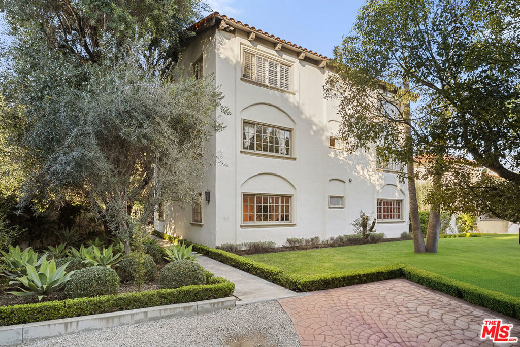 906 Benedict Canyon Drive — photo
