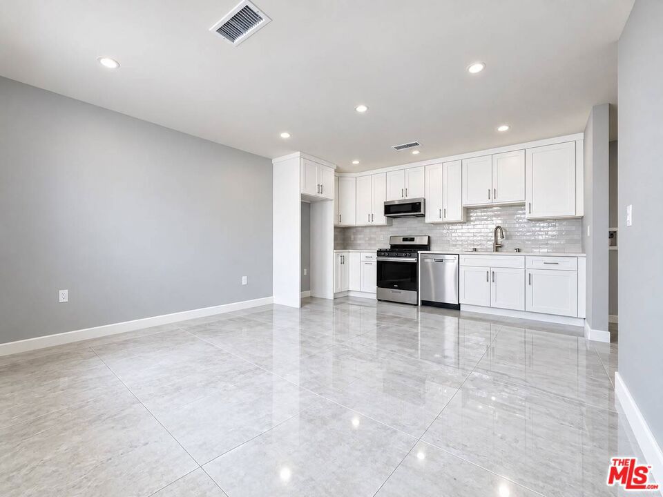 15113 Tuba Street — photo