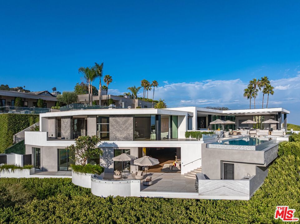 9259 Robin Drive — photo