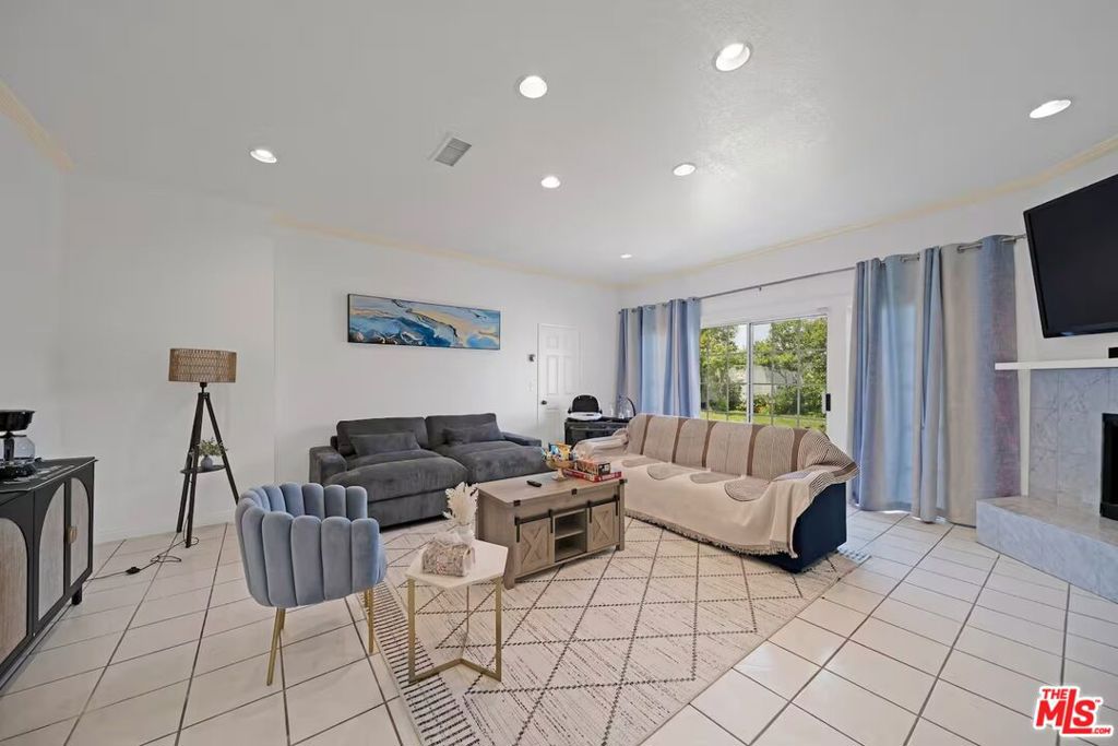 15213 Daphne Avenue — photo