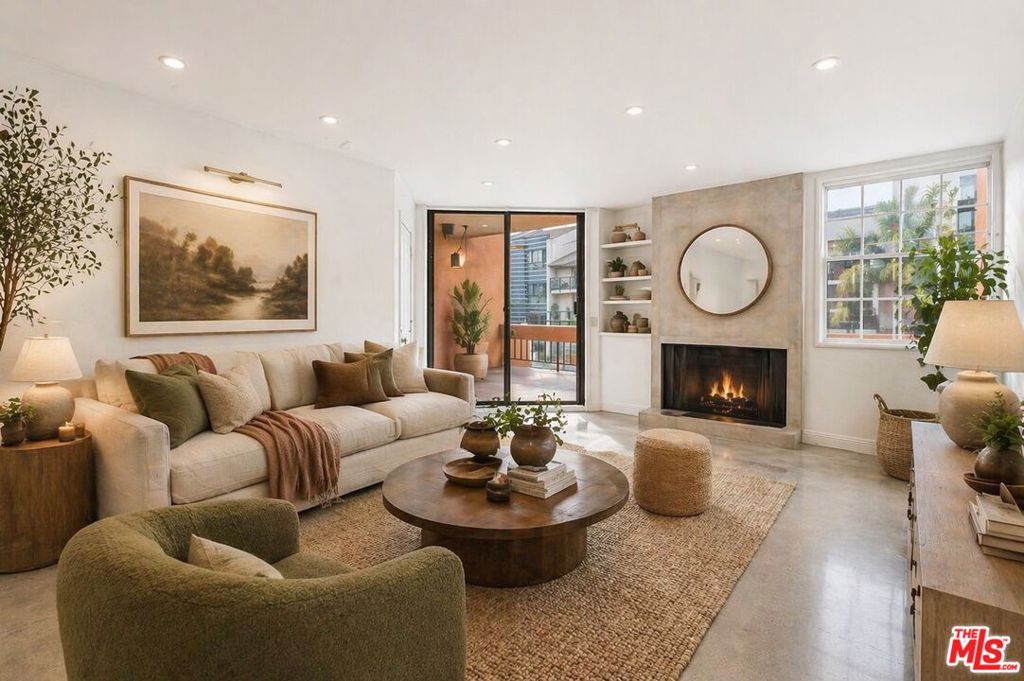 740 N Kings Road Unit 102 — photo