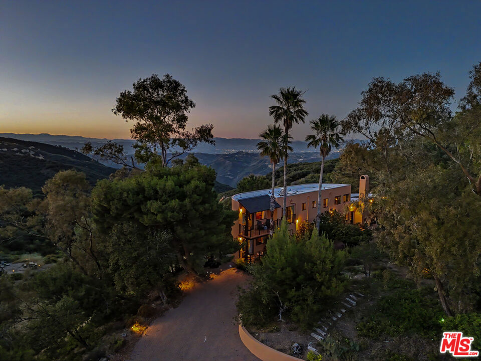 22067 Saddle Peak Road — photo