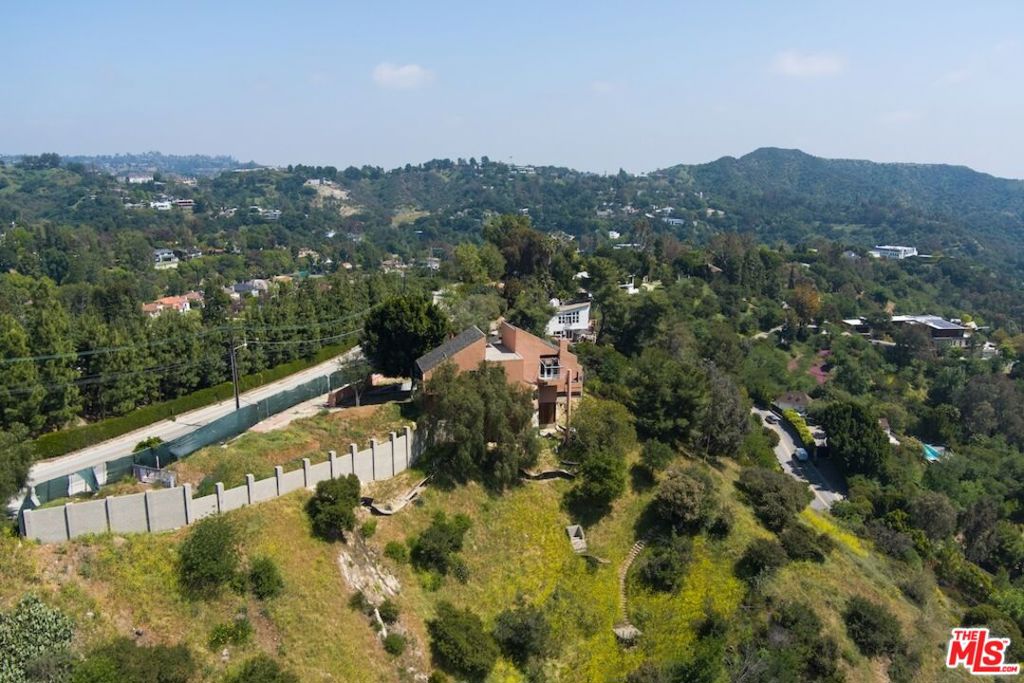 3025 Benedict Canyon Drive — photo