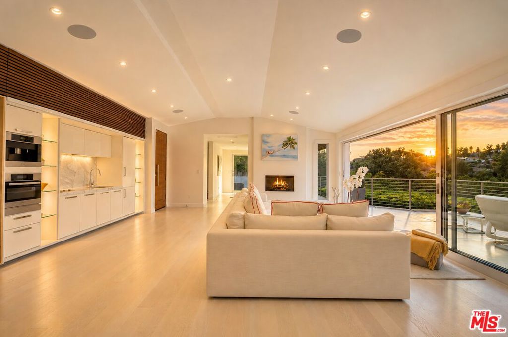 9422 Readcrest Drive — photo