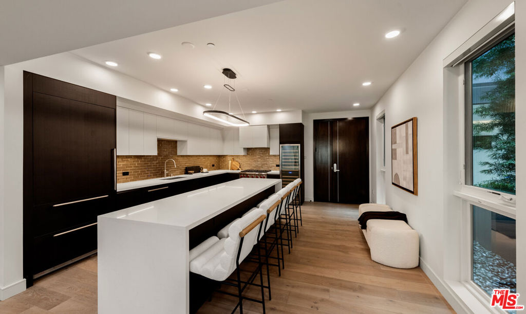 505 S Barrington Avenue Unit 208 — photo