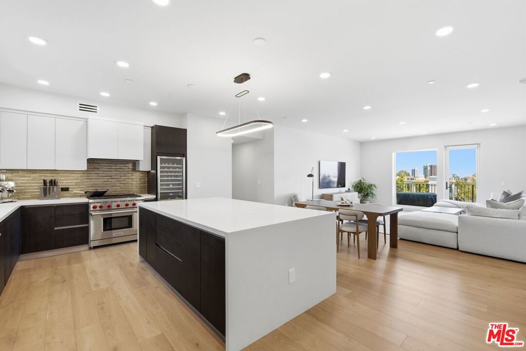 505 S Barrington Avenue 406 — photo