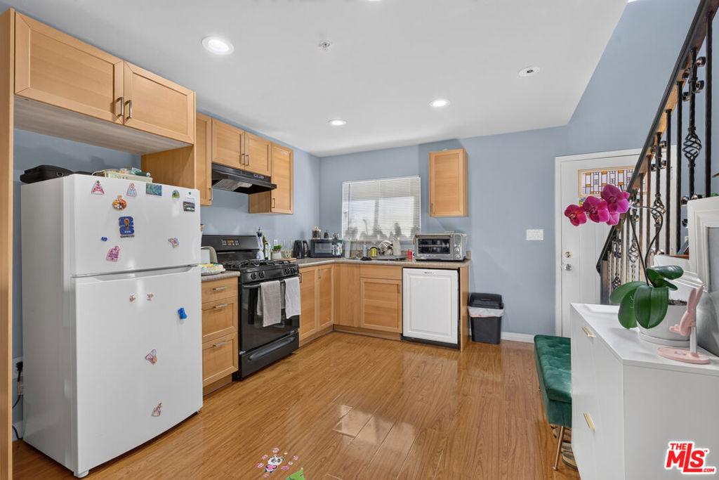 14618 Gilmore Street Unit 4 — photo