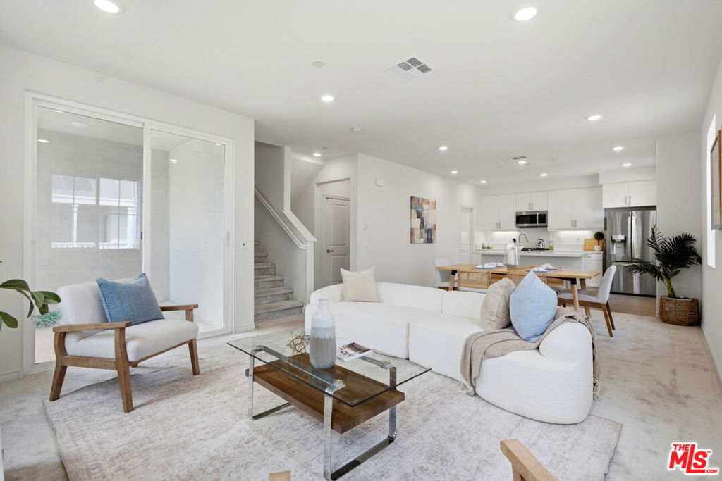 1426 Reliance — photo