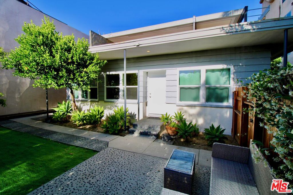 4336 Laurel Canyon Blvd — photo