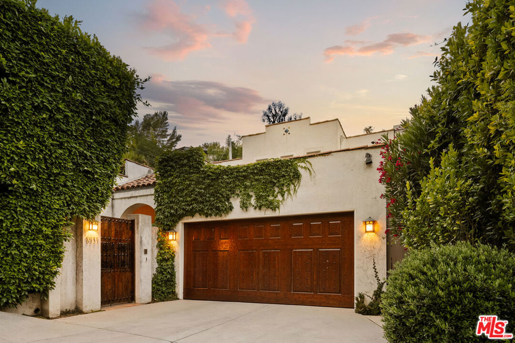 8935 Hollywood Hills Road — photo