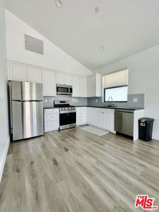 11922 Isis Avenue — photo