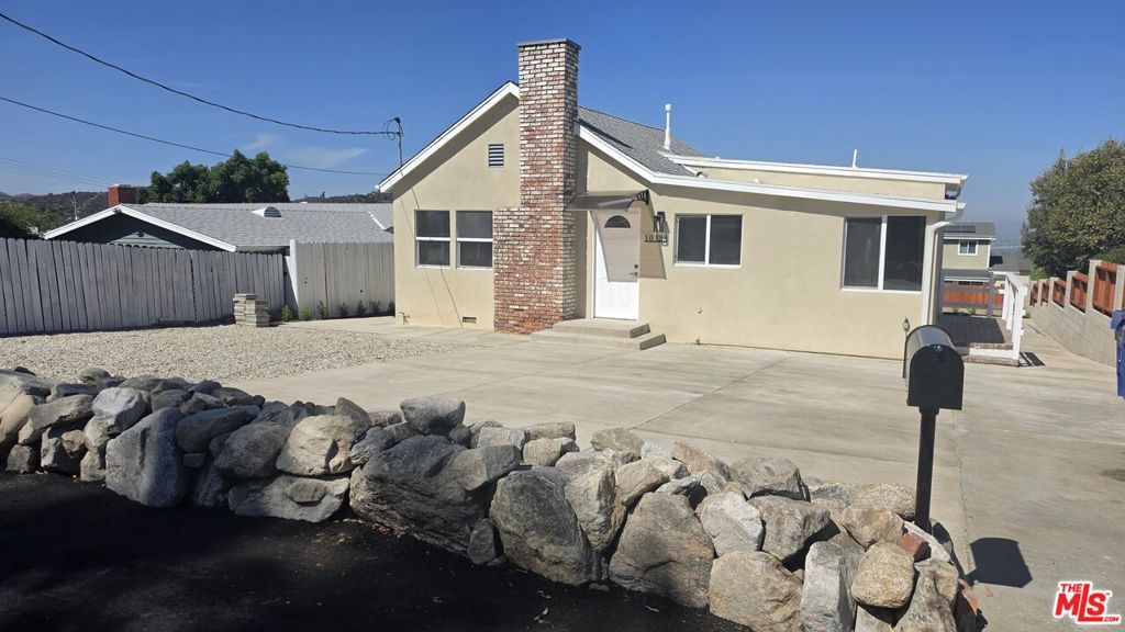 10323 Samoa Avenue, Tujunga, CA 91042 — photo 2