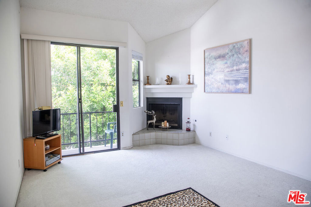6323 Reseda Boulevard 44 — photo
