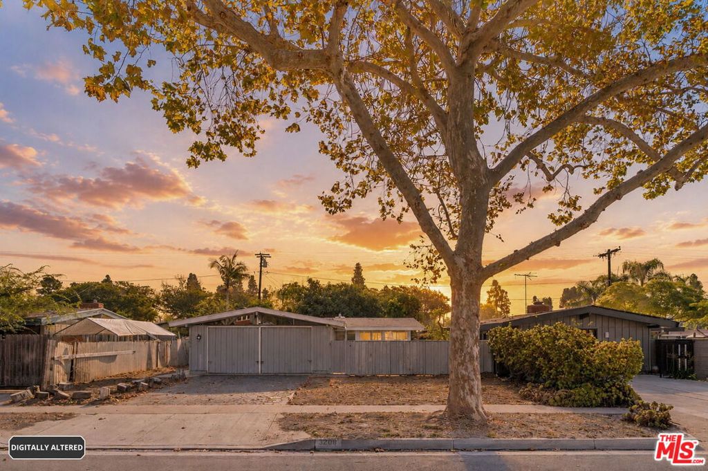 3208 N Studebaker Road — photo