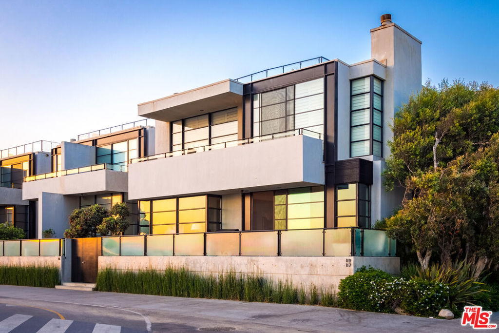 117 Ocean Front Walk — photo