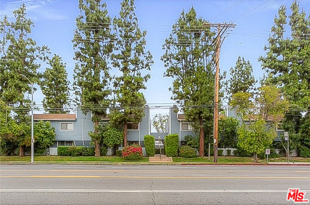 15113 Saticoy Street 4 — photo
