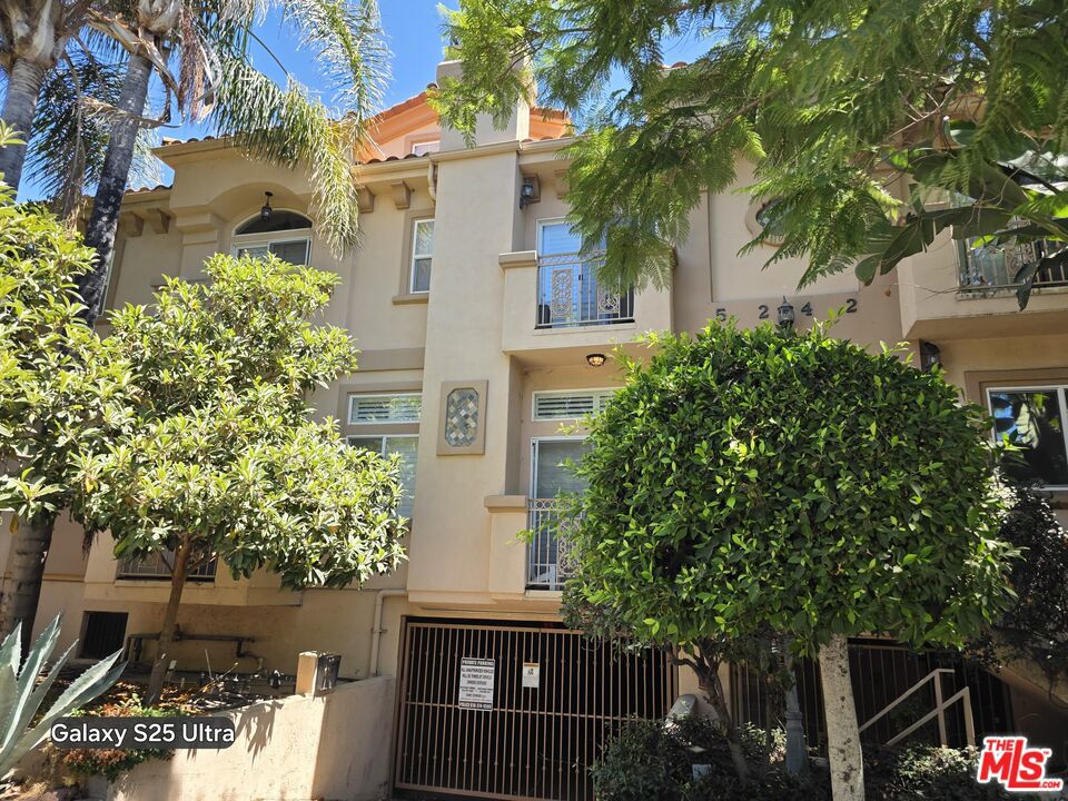 5242 Vesper Avenue 8 — photo