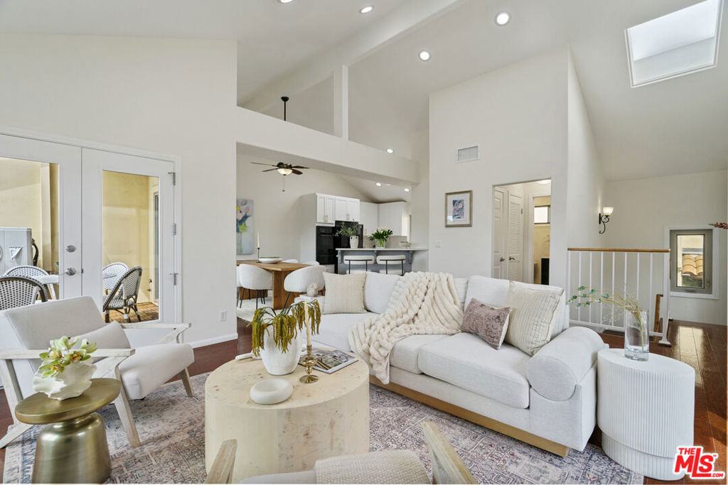 535 E Walnut Avenue B — photo
