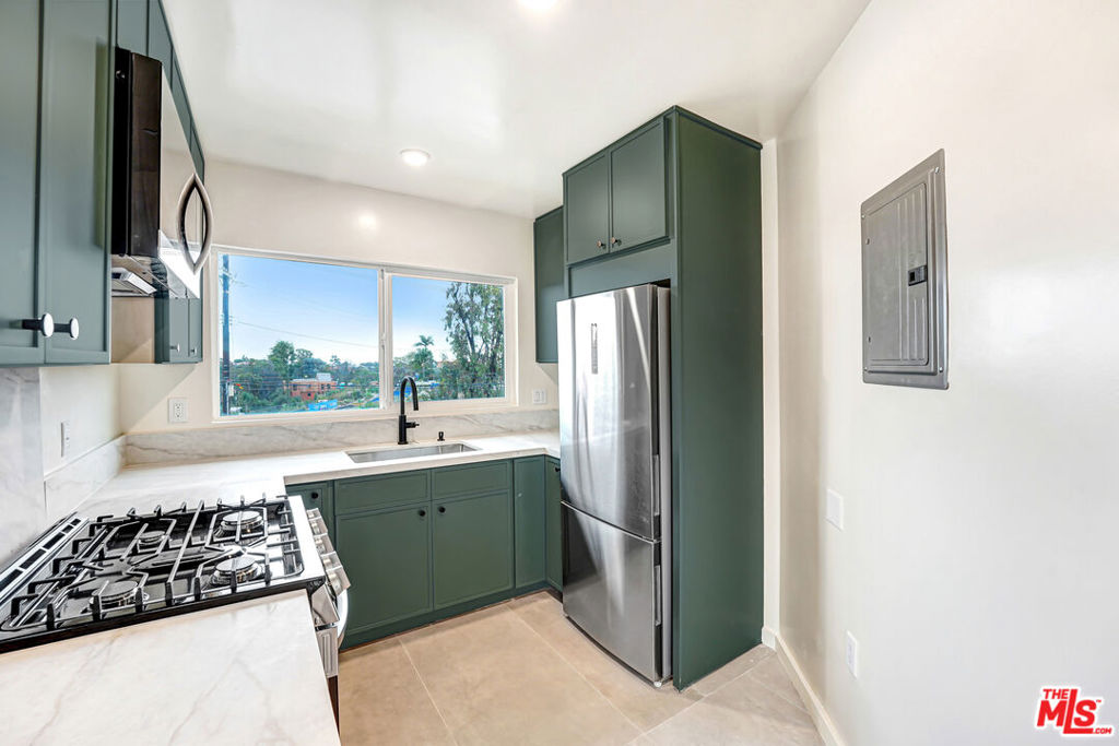 16185 W Sunset Blvd 5 — photo