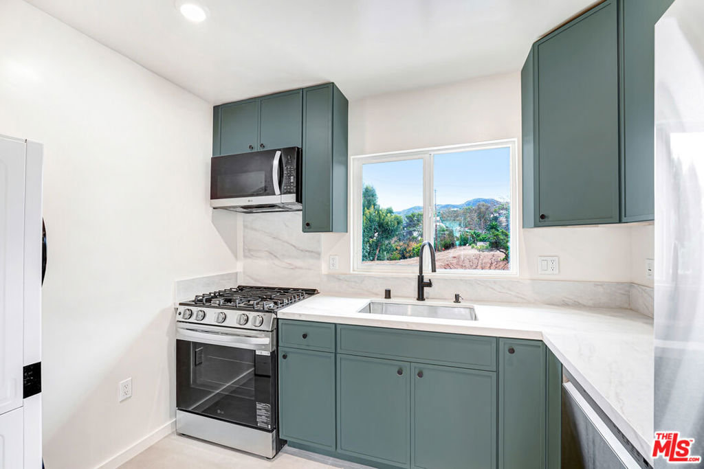 16185 W Sunset Blvd 10 — photo