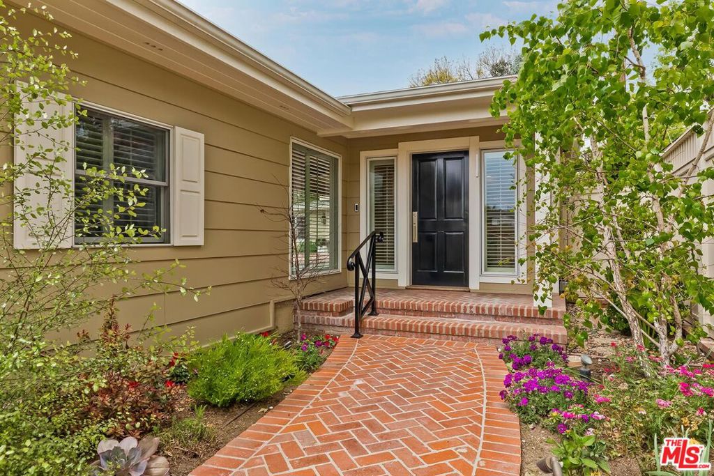 4211 W Toluca Lake Lane — photo